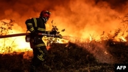 A firefighter near Louchats in Gironde, southwestern France on July 17, 2022. (Photo AFP/THIBAUD MORITZ)