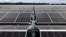 Panel surya terapung dari taman surya Uivermeertjes, yang dioperasikan oleh BayWa r.e. di Deest, dekat Arnhem, 11 Juli 2022 (François WALSCHAERTS/AFP)
