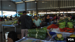 斐济楠迪市中心一个很大的菜市场，是该市的旅游景点之一（美国之音记者久岛拍摄）