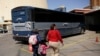 Guverner Teksasa nastavlja da šalje autobuse sa migrantima u Vašington