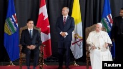 Le pape François est accueilli par le Premier ministre canadien Justin Trudeau et des dignitaires à son arrivée à l'aéroport international d'Edmonton, près d'Edmonton, Alberta, Canada, le 24 juillet 2022. 