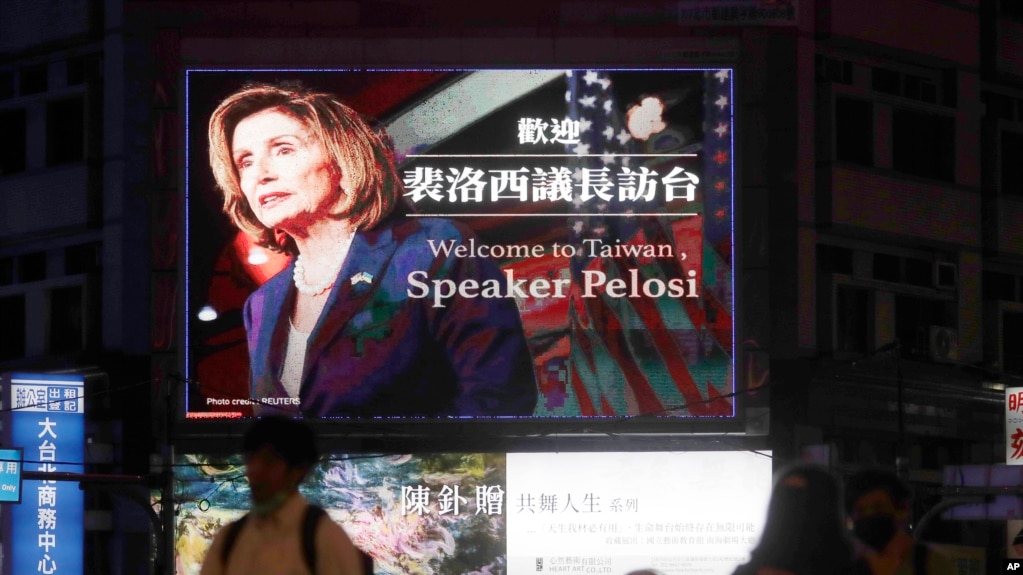 Mọi người đi ngang qua một bảng quảng cáo chào đón Chủ tịch Hạ viện Hoa Kỳ Nancy Pelosi, ở Đài Bắc, Đài Loan, ngày 2 tháng 8 năm 2022.