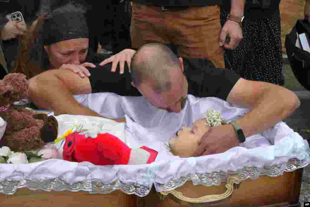 Артем Дмитриев у гроба своей 4-летней дочери Лизы, убитой во время российского авиаудара по Виннице в 14 июля. Лиза была среди 24 убитых, также погибли еще двое детей, мальчики 7 и 8 лет. Маме Лизы, Ирине Дмитриевой, оторвало ступню.