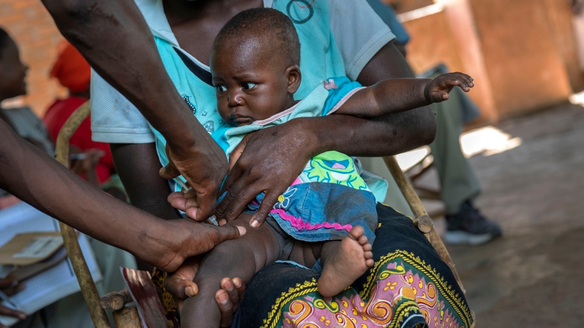 La OMS lanzará la primera vacuna contra la malaria en África