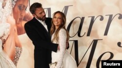 Jennifer Lopez dan Ben Affleck menghadiri pemutaran khusus film "Marry Me" di Directors Guild of America, Los Angeles, California, AS, 8 Februari 2022. (REUTERS/Mario Anzuoni)
