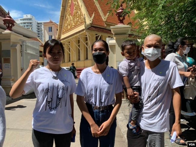 យុវជនបរិស្ថានទាំង៣នាក់ ឈរនៅខាងមុខតុលាការកំពូល ក្រោយចេញពីបន្ទប់សវនាការជំនុំជម្រះលើបណ្តឹងសាទុក្ខ នៅតុលាការកំពូល ក្នុងរាជធានីភ្នំពេញ កាលពីថ្ងៃទី២២ ខែកក្កដា ឆ្នាំ២០២២។ (លាស់ លីបលីប/វីអូអេ)