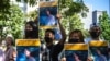 Sekelompok aktivis memegang plakat bergambar warga negara Jepang Toru Kubota, yang ditahan di Myanmar, dalam aksi unjuk rasa di depan Kementerian Luar Negeri di Tokyo, 31 Juli 2022. (Philip FONG / AFP)