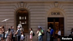 La gente hace cola para entrar en la Galerie Dior, el museo de la casa de moda Dior, en París, Francia, el 13 de julio de 2022. REUTERS/Rali Benallou 