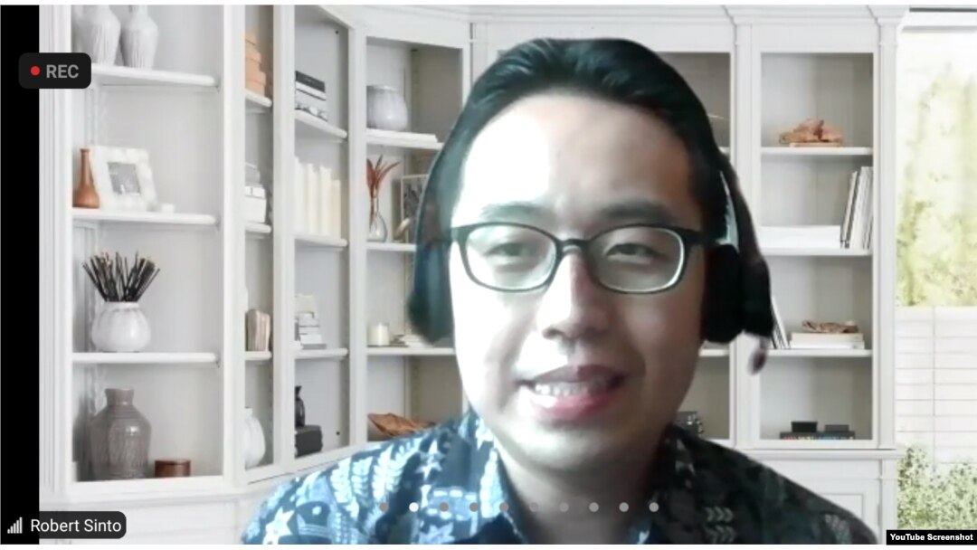 Dokter Robert Sinto saat menjadi narasumber perkembangan Monkeypox di Indonesia dalam jumpa pers daring, Rabu (27/7). Screenshot : VOA/ Yudha Satriawan