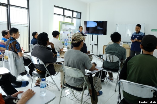 Yayasan DeBintal, bekerja sama dengan BLK Panasonic, mengadakan pelatihan perawatan pendingin ruangan bagi para eks-napiter sebagai bagian dari pemberdayaan mereka (Courtesy Yayasan DeBintal)