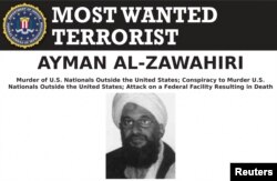 Pemimpin al-Qaeda Ayman al-Zawahiri, yang tewas dalam serangan pesawat tak berawak CIA di Afghanistan selama akhir pekan menurut pejabat AS, muncul dalam poster FBI Most Wanted yang tidak bertanggal. (Foto: Reuters)
