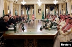 دیدار هیئت آمریکایی به سرپرستی جو بایدن، رئیس جمهوری، و هیئت عربستانی، به سرپرستی محمد بن سلمان، ولیعد سعودی، در کاخ السلمان در جده. ۱۵ ژوئیه ٢٠٢٢