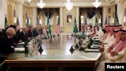 صدر جو بائیڈن سعودی عرب کے ولی عہد محمد بن سلمان کے ساتھ السلام شاہی محل میں اپنے وفود کے ہمراہ دو طرفہ امور پر گفتگو میں شریک ہیں۔ (رائٹرز)