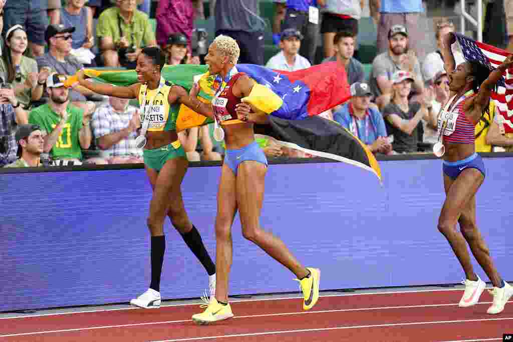 La venezolana Yulimar Rojas celebra el triunfo junto a sus compañeras.