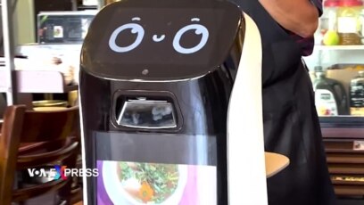 Robot hầu bàn ở tiệm phở California