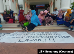 Warga tergabung dalam Gerakan Peduli Lingkungan (GPL) Sukoharjo melakukan aksi pada Mei 2022, atas pencemaran oleh PT Rayon Utama Makmur yang dibiarkan pemerintah. (Foto: LBH Semarang)