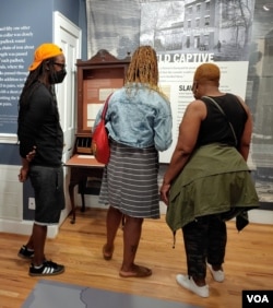 Visitors learn about the horrors of slavery at the Freedom House Museum in Alexandria, Virginia, the site of a slave jail in the 1800s. (Deborah Block/VOA)