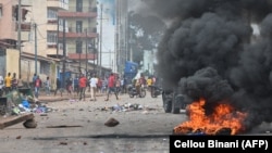 Des groupes de jeunes ont jeté des pierres sur les forces de l'ordre qui répliquaient en lançant des gaz lacrymogènes dans plusieurs quartiers de Conakry. (photo d'archives)