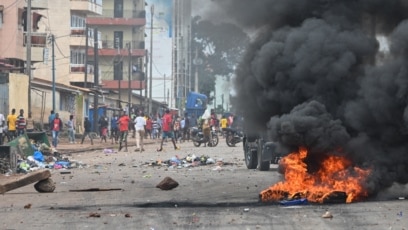 Des groupes de jeunes ont jeté des pierres sur les forces de l'ordre qui répliquaient en lançant des gaz lacrymogènes dans plusieurs quartiers de Conakry. (photo d'archives)