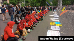 Wadon Wadas membawa 27 kendi mewakili jumlah mata air yang akan hilang akibat tambang di desa tersebut. (Foto Wadon Wadas)