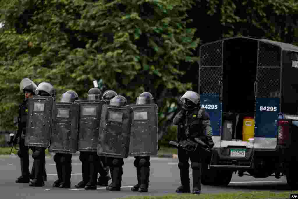 La policía antidisturbios vigila durante una protesta por el alto costo de los alimentos y la gasolina en la Ciudad de Panamá, el 11 de julio de 2022.