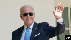 El presidente Joe Biden después de hablar desde el Jardín de Rosas de la Casa Blanca en Washington, el 27 de julio de 2022. 