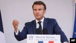 El presidente francés, Emmanuel Macron, pronuncia su discurso ante los militares en vísperas del Día de la Bastilla, el miércoles 13 de julio de 2022 en la residencia del Ministro de Defensa en París.