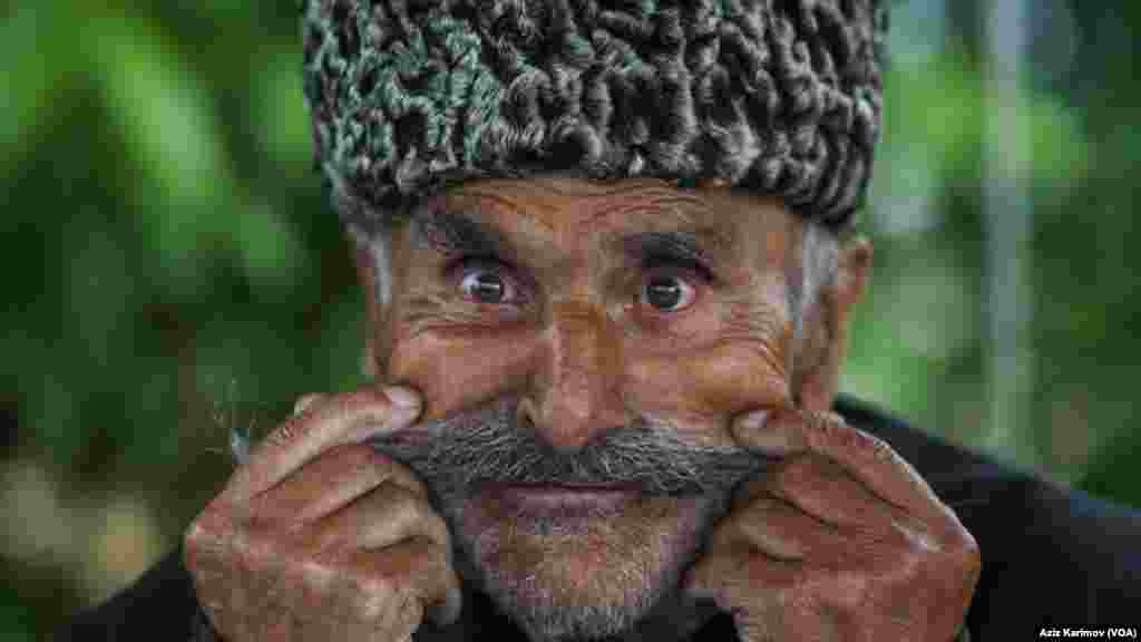 88 yaşlı Əbdürrəhman kişi kəndin ən yaşlı sakinidir.