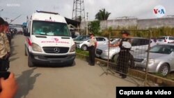 Ambulancias entraron y salían el lunes 18 de julio de 2022 en una cárcel de Ecuador, donde aparecieron al menos 12 personas, de acuerdo a la información oficial. [Captura de pantalla video de Reuters]