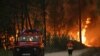 Seorang petugas pemadam kebakaran meninjau kebakaran hutan di Ourem, distrik Santarem, Portugal 12 Juli 2022. (REUTERS/Rodrigo Antunes)