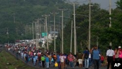 La gente camina debido a los bloqueos de carreteras durante protestas contra la inflación y el aumento de los precios del combustible, en Pacora, Panamá, el miércoles 20 de julio de 2022. (Foto AP/Arnulfo Franco)