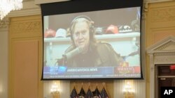 调查1月6日事件的众议院委员会在听证会上播放一段班农讲话的视频。(2022年7月12日)