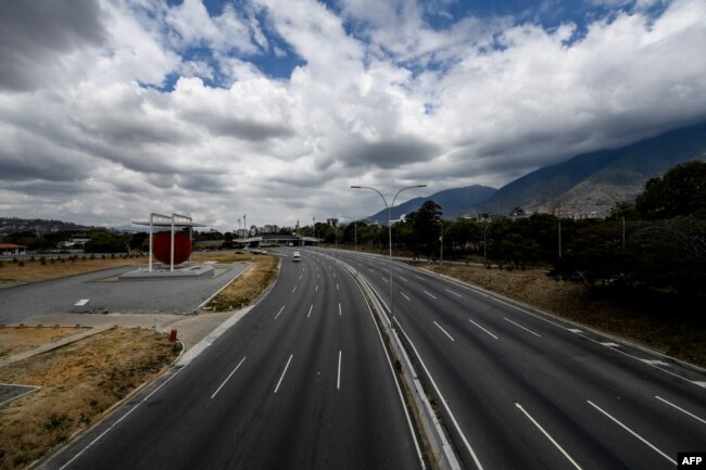 Vista general de la autopista Francisco Fajardo, Caracas, Venezuela, el 19 de marzo de 2020.