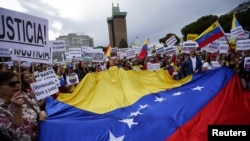 ARCHIVO - Venezolanos protestan en Madrid, España, en 2019. 