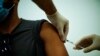 Seorang pria menerima suntikan vaksin cacar monyet, di tengah perebakan penyakit ini di beberapa negara (foto: ilustrasi). 