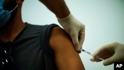 Un hombre recibe una vacuna contra la viruela del mono en un centro médico en Barcelona, España, el martes 26 de julio de 2022. (Foto AP/Francisco Seco)