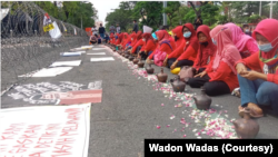 Wadon Wadas menggelar aksi di kantor gubernur Jawa Tengah, Ganjar Pranowo, pada 6 Juni 2022. (Foto: Wadon Wadas)