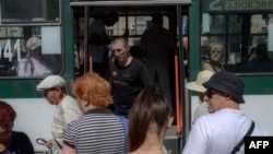 Un hombre sale de un autobús en Mykolaiv, Ucrania, el 21 de julio de 2022, en medio de la invasión rusa de Ucrania.