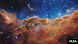 美国国家航空航天局2022年7月12日公布的来自韦伯太空望远镜的这幅图像显示位于船底座星云的一处被称为“NGC 3324”的恒星新生区。