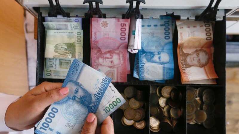 Mercados en América Latina caen con fuerza, peso chileno se deprecia a 1.039,80 por dólar