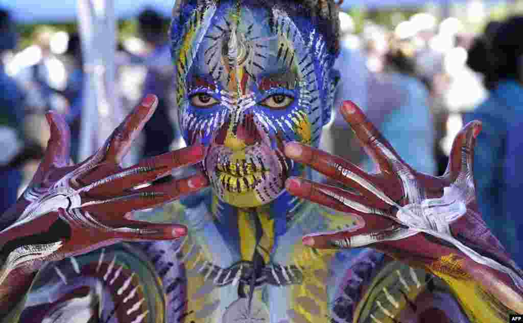 Seorang peserta mengambil bagian dalam lomba mengecat tubuh (bodypainting) tahunan ke-9 di kawasan Union Square kota New York. (Foto: AFP)&nbsp;