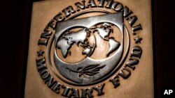 El logo del Fondo Monetario Internacional es visible en su edificio, el 5 de abril de 2021, en Washington DC.