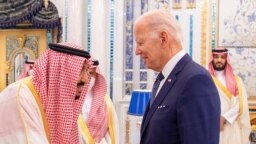 Raja Salman bin Abdulaziz menyambut Presiden AS Joe Biden ketika Biden tiba di Jeddah, Arab Saudi, pada 15 Juli 2022. (Foto: Bandar Algaloud/Courtesy of Saudi Royal Court/Handout via Reuters)