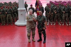 Američki predsjedavajući Združenog načelnika štabova general Mark Milley, lijevo, rukuje se sa načelnikom Oružanih snaga Indonezije generalom Andikom Perkasom tokom njihovog sastanka u indonezijskom vojnom štabu u Džakarti, Indonezija, 24. jula 2022.