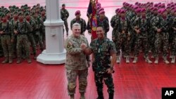 美军参谋长联席会议主席米利将军与印尼国民军司令安迪卡·佩尔卡萨将军（右）在雅加达印尼军事总部举行会晤。（2022年7月24日）