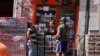 Foto de archivo. Una tienda se abastece de cervezas y refrescos antes de un ajetreado fin de semana en Madrid, España, el viernes 8 de julio de 2022. (Foto AP/Paul White) 