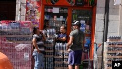 Foto de archivo. Una tienda se abastece de cervezas y refrescos antes de un ajetreado fin de semana en Madrid, España, el viernes 8 de julio de 2022. (Foto AP/Paul White) 