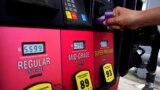 Un cliente usa una tarjeta de crédito en la bomba de gasolina de pago en la bomba en Rolling Meadow, Illinois, el jueves 30 de junio de 2022.