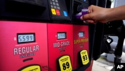 Un cliente usa una tarjeta de crédito en la bomba de gasolina de pago en la bomba en Rolling Meadow, Illinois, el jueves 30 de junio de 2022.