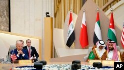 Фото: президент США Джо Байден та крон-принц Саудівської Аравії Мохаммед бін Салман під час саміту в Саудівській Аравії, 16 липня 2022 року. (AP Photo/Evan Vucci)